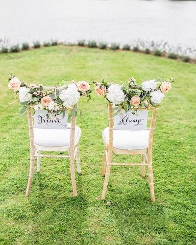 Couple souriant marchant main dans la main