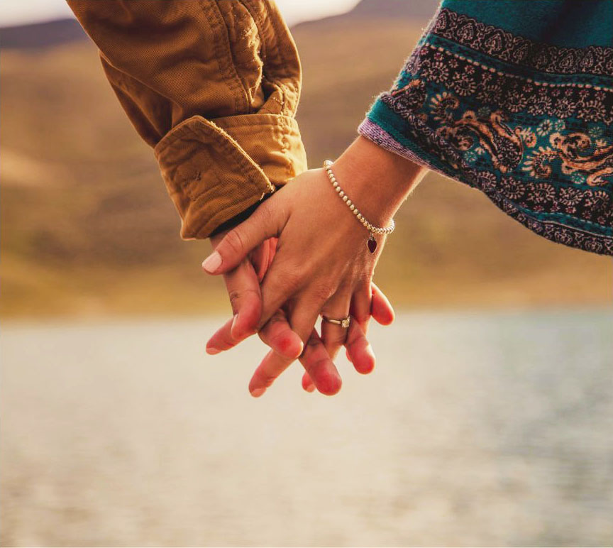Mains entrelacées symbolisant la rencontre et la confiance